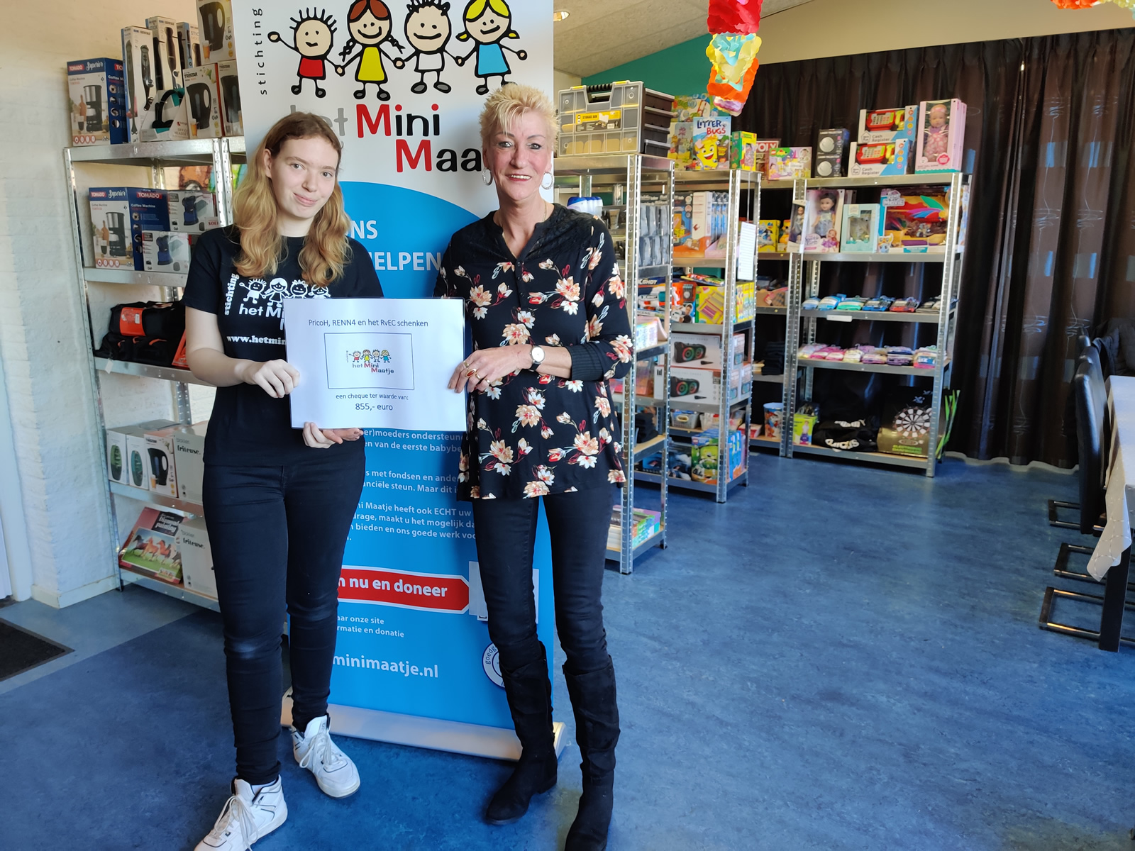 Scholen schenken € 855,- aan Het Mini Maatje