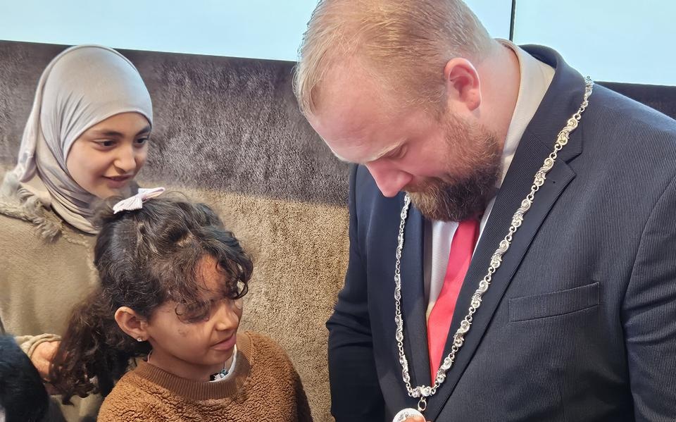 Leerlingen Weidebloesem Hoogeveen lunchen met burgemeester Martijn Breukelman