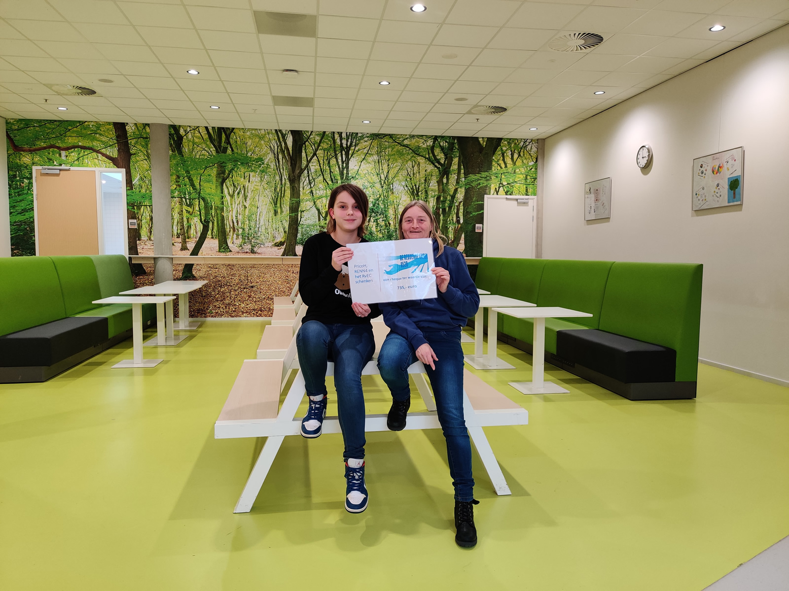 Scholen schenken € 735,- aan stichting De Reddende Engel